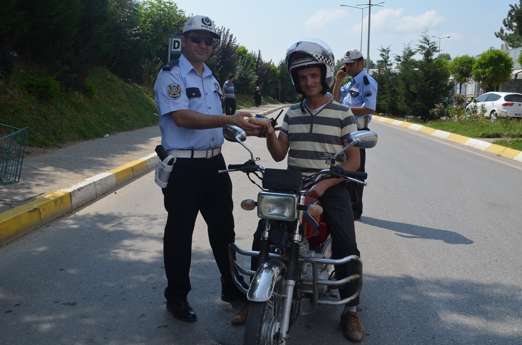 Trafik Ekipleri Bu Kez Ceza Değil Baklava Dağıttı