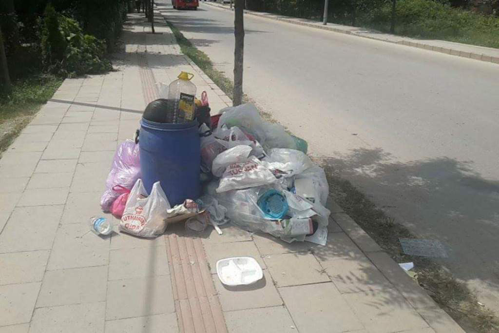 SARI DEDE MAHALLESİNİN ÇÖP VE YOL SORUNU CÖZÜLEMEDİ