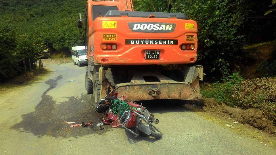 İş makinesine çarpan Motorsiklet Sürücüsü ağır yaralandı