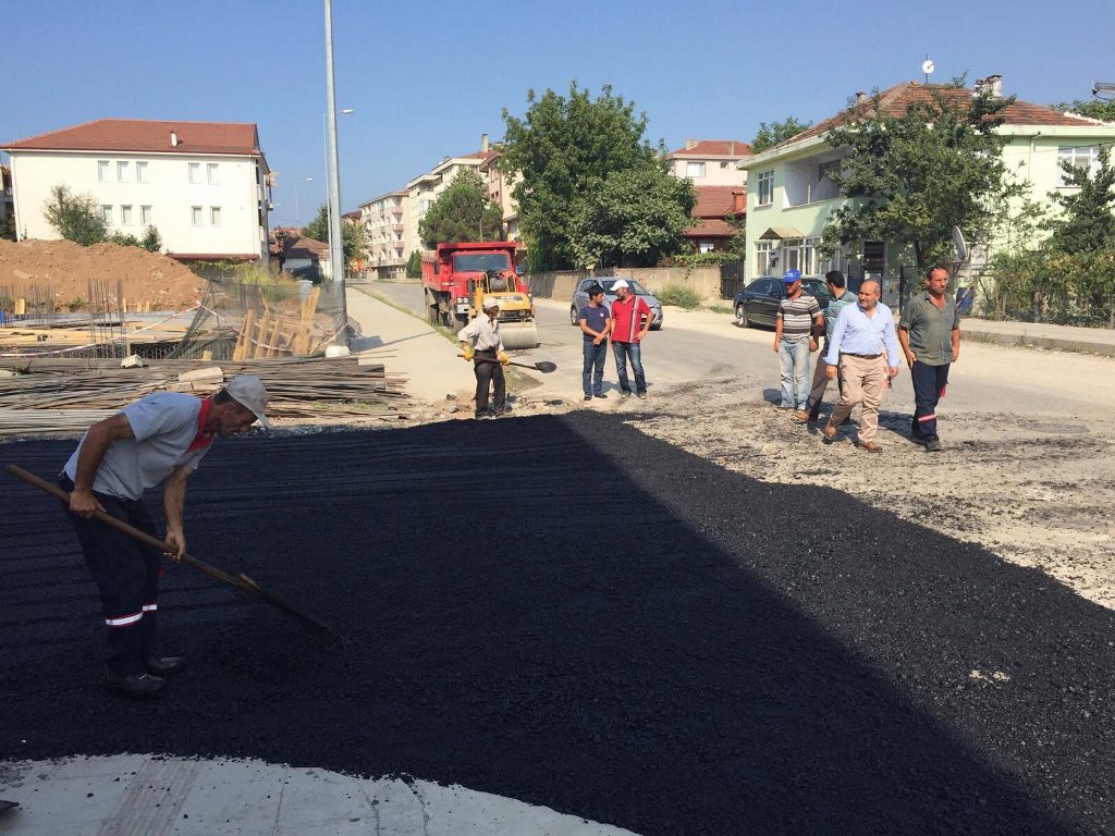 Hendek’te asfalt ve yama devam ediyor