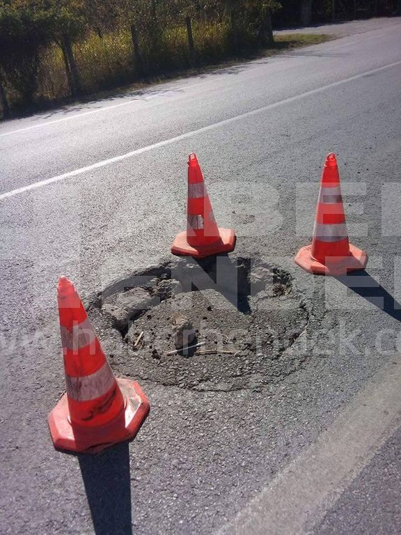 Çöken Rögar Kapağı Sürücülere Zor Anlar Yaşatıyor