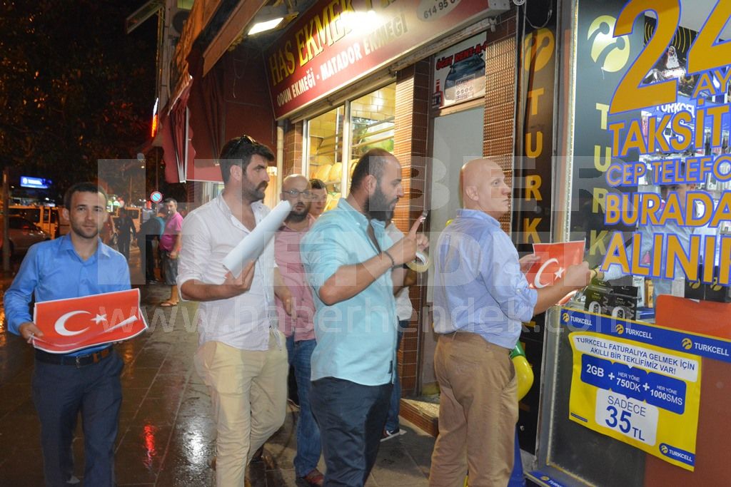 Hendek’li Ülkücüler ve Gençler tüm işyerlerini  Türk Bayrakları ile  donattı