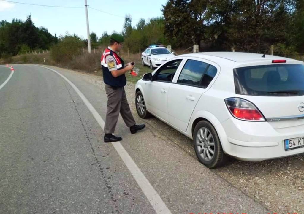 Jandarma Trafik Timleri Sürücülere Şeker İkram Etti