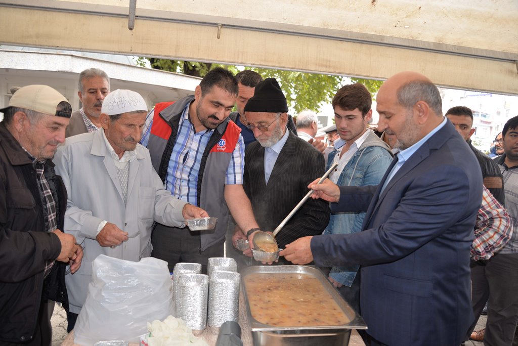 Hendek Belediyesi aşure dağıttı