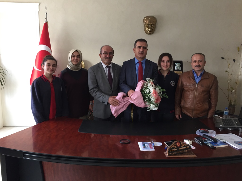 Geyve Sağlık Meslek Lisesi İdarecileri Ve Öğrencileri Kaymakam Ve Huzur Evine Ziyarette Bulundular