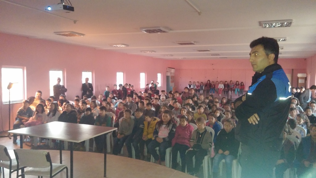 Öğrenciler, Polis Abilerinden İmza İstediler