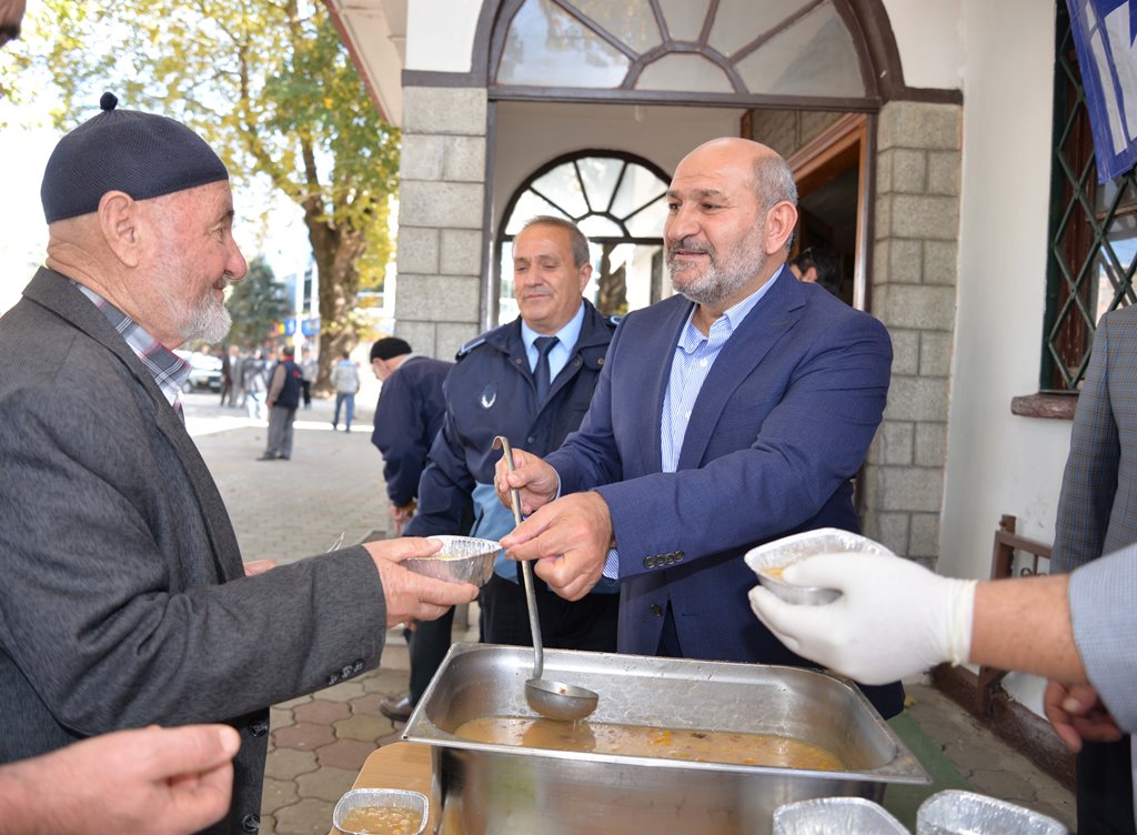 Hendek Belediyesi aşure dağıttı
