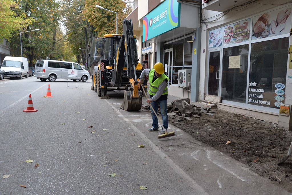Osman Yılmaz Caddesi’nde yaya yolu çalışması