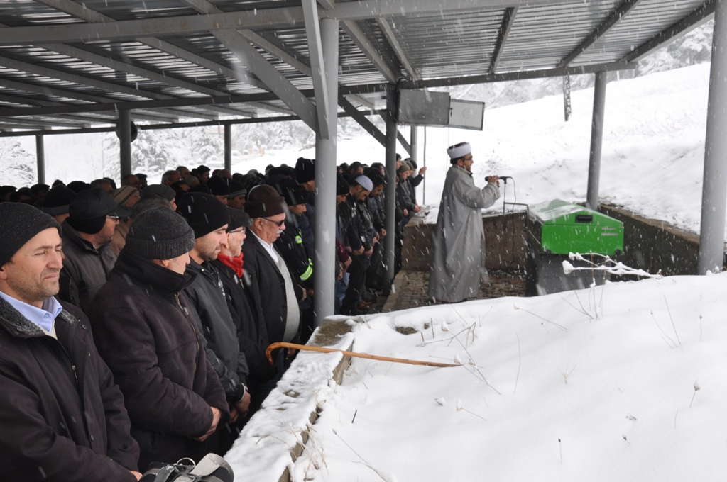 Emekli öğretmen dualarla son yolculuğuna uğurlandı.