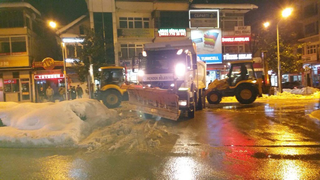 Hendek’te kar kaldırma çalışması