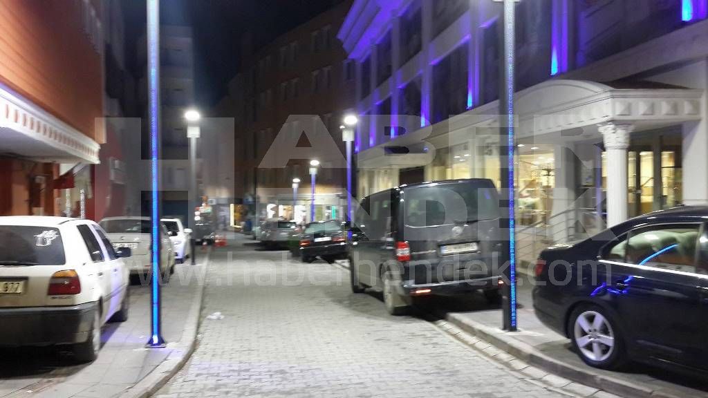 Kaldırımları Otopark Haline Getirdiler, Vatandaşlar Trafiğe Kapatılmasını İstiyor