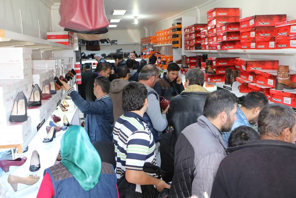 İndirimi Gören Vatandaşlar İzdiham ve Yağmaya Neden Oldu