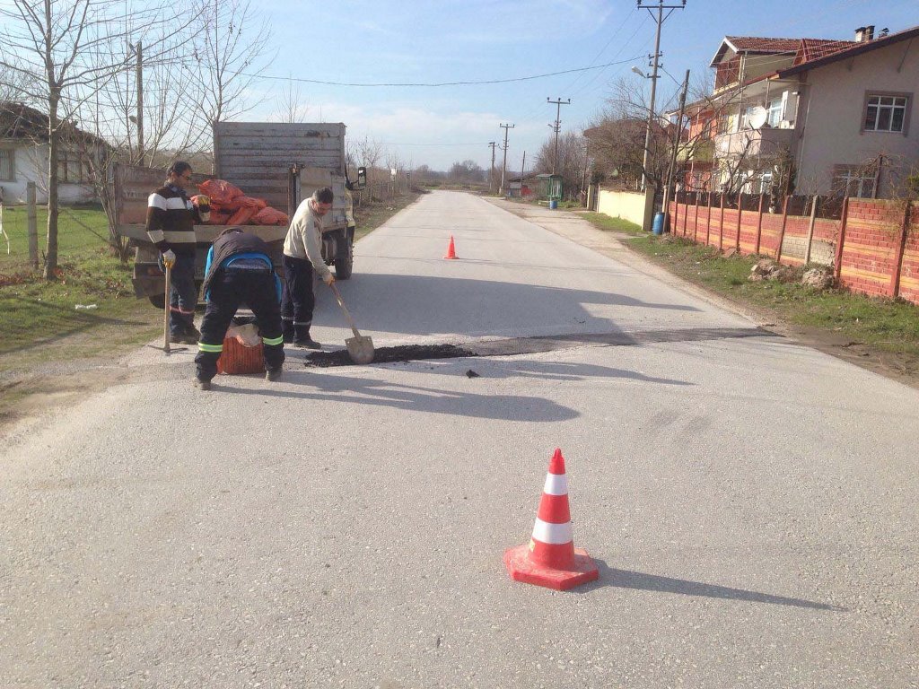 Hendek Belediyesi Yol bakım çalışmaları yapıyor