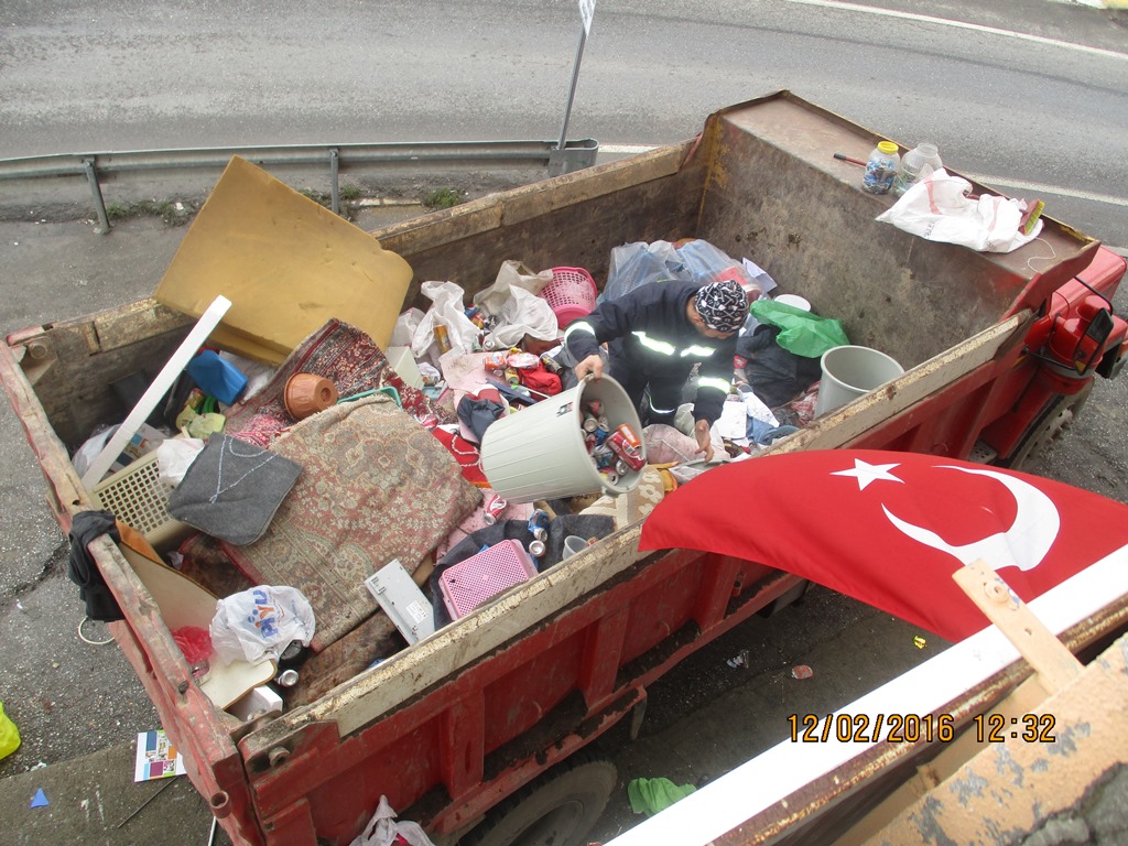 Hendek’te çöp ev boşaltıldı