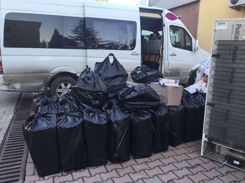 Minibüsten 16 bin Kaçak Sigara Paketi Çıktı