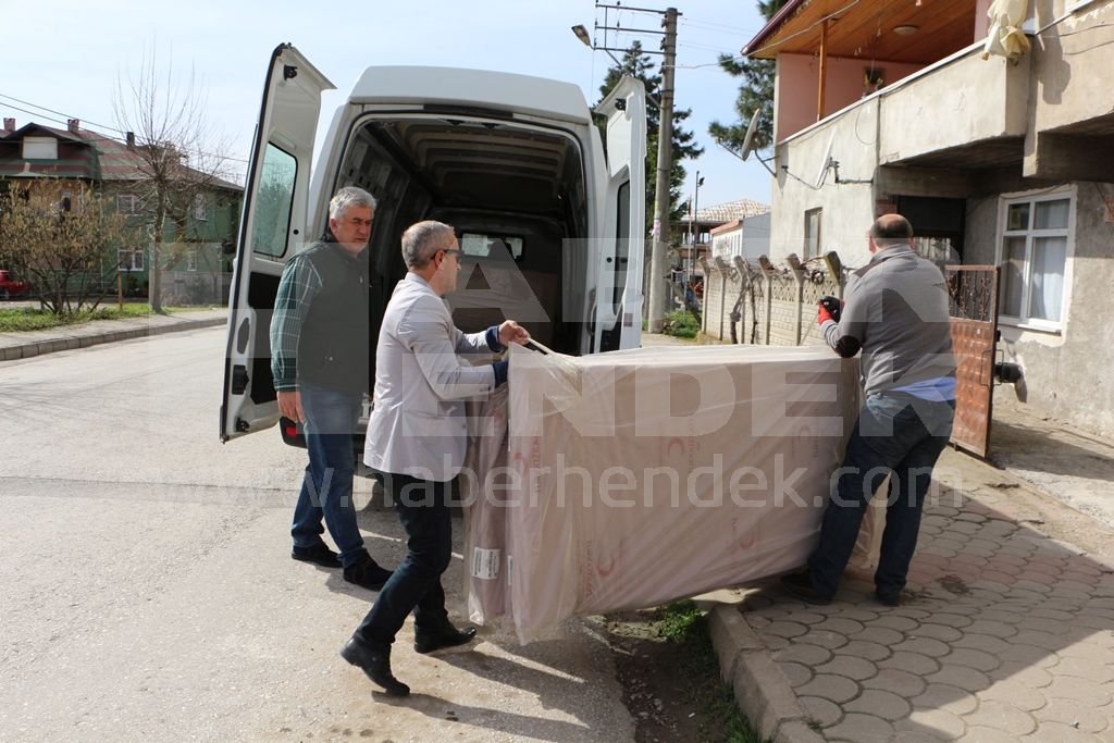 Evi Yanan Aileye Kızılay’dan Yardım