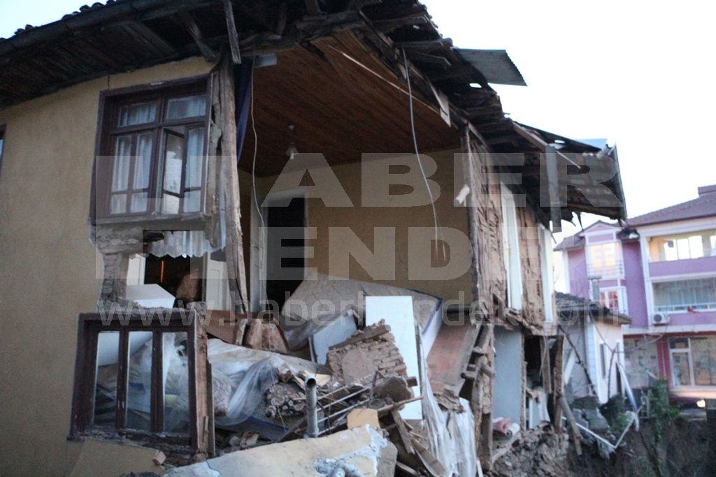 İnşaat Temeli Kazılırken Ahşap Bina Çöktü