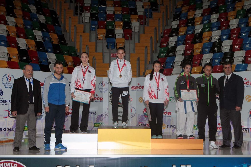 Hendek Belediyesi Karate Takımı Gürledi