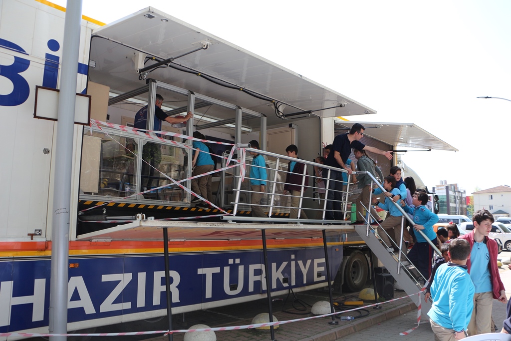 Öğrenciler Deprem Tır’ı İle Bilinçleniyor