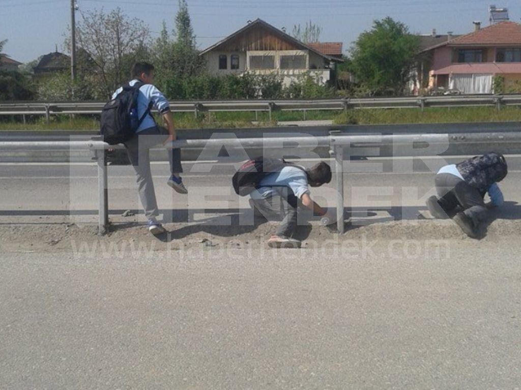Canlarını Tehlikeye Atan Öğrenciler ve Veliler Üst Geçit İstiyor