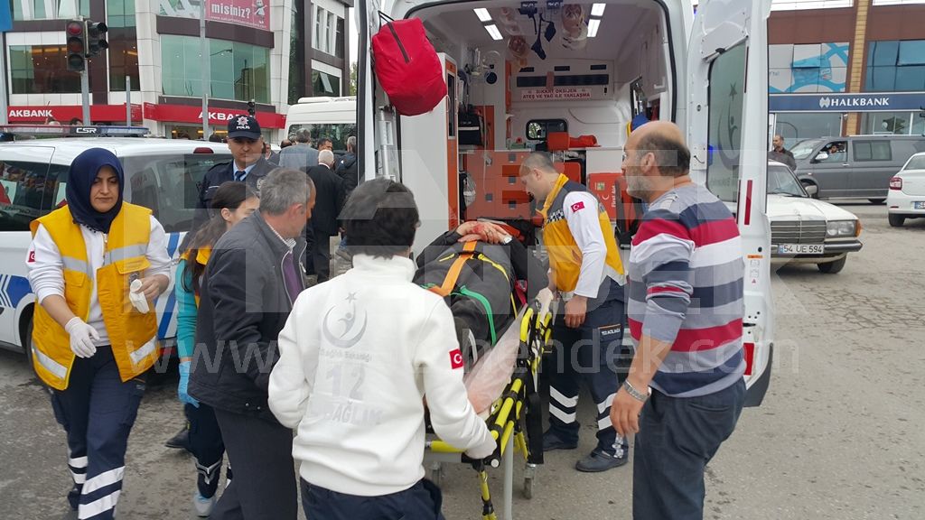 Servis Aracının çarptığı yaya yaralandı