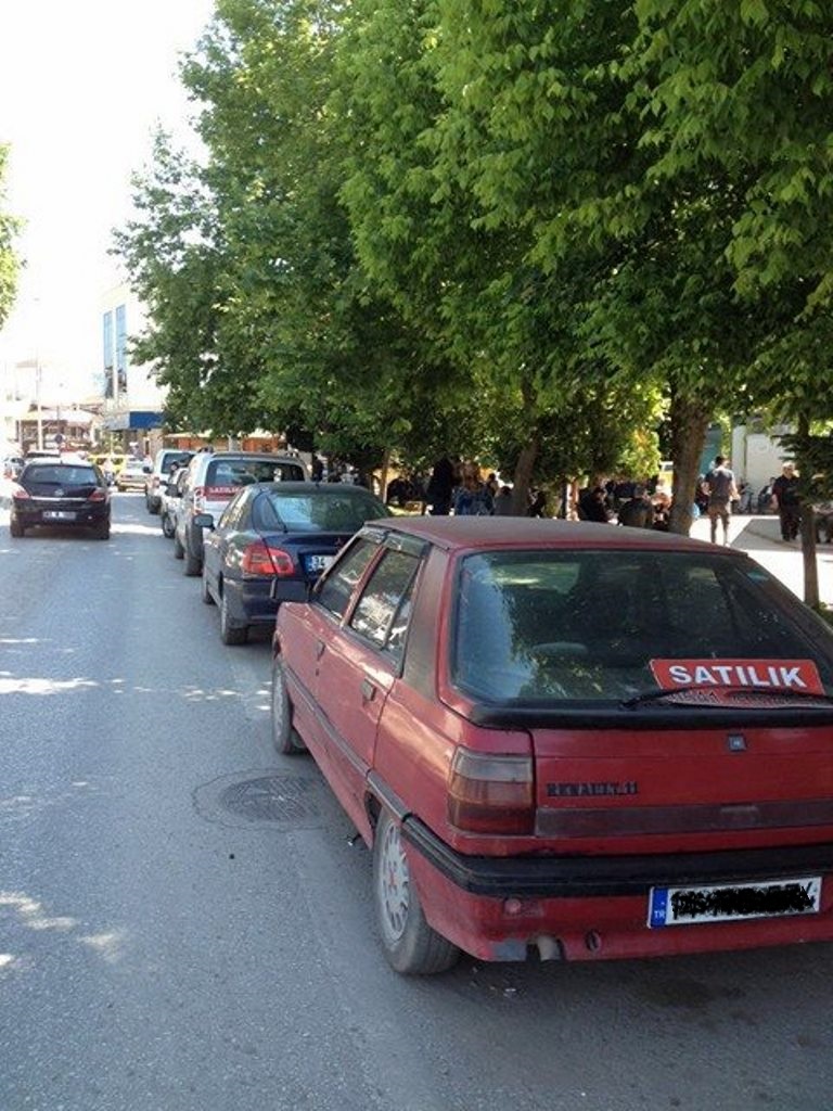 Vatandaş, Cadde Kenarının Galeri Haline Dönmesinden Şikayetçi