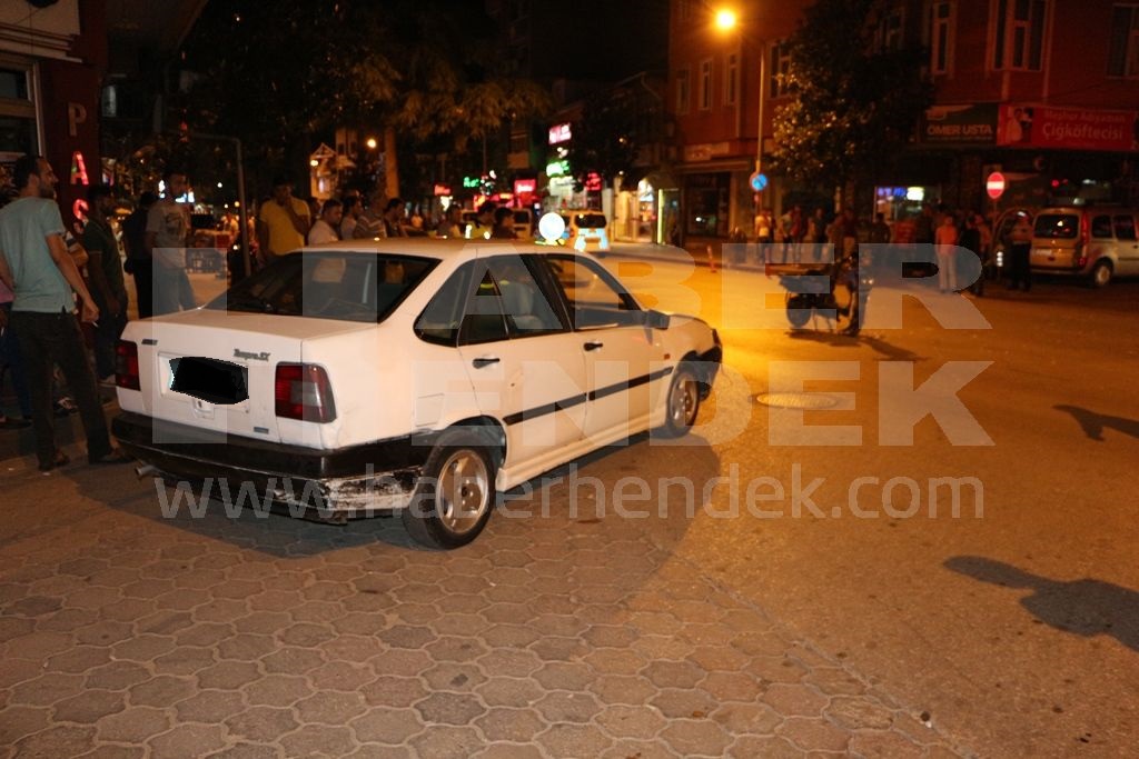 Otomobil Elektrikli Bisiklete Çarptı 2 Yaralı