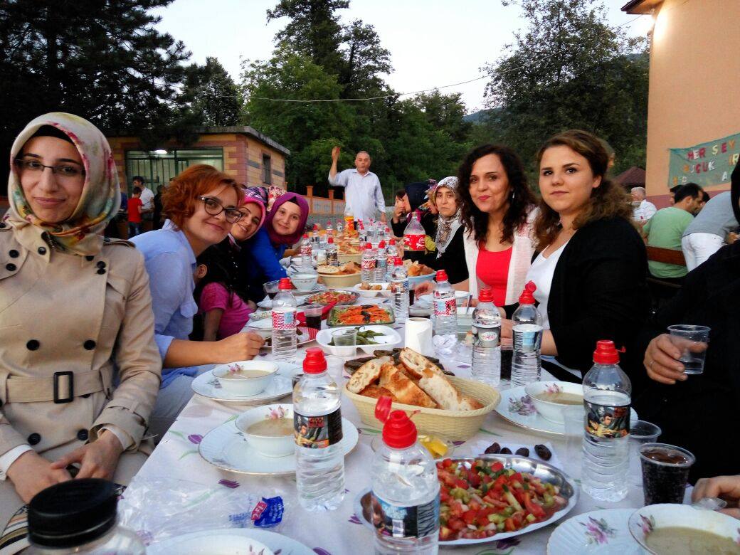 Çamlıca Ortaokulu Mezunlara İftar Verdi