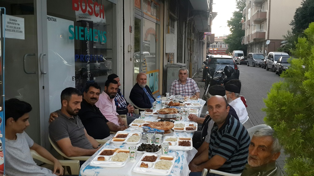 Çevre Eğitim Kültür Sosyal Yardımlaşma derneği  iftar verdi.