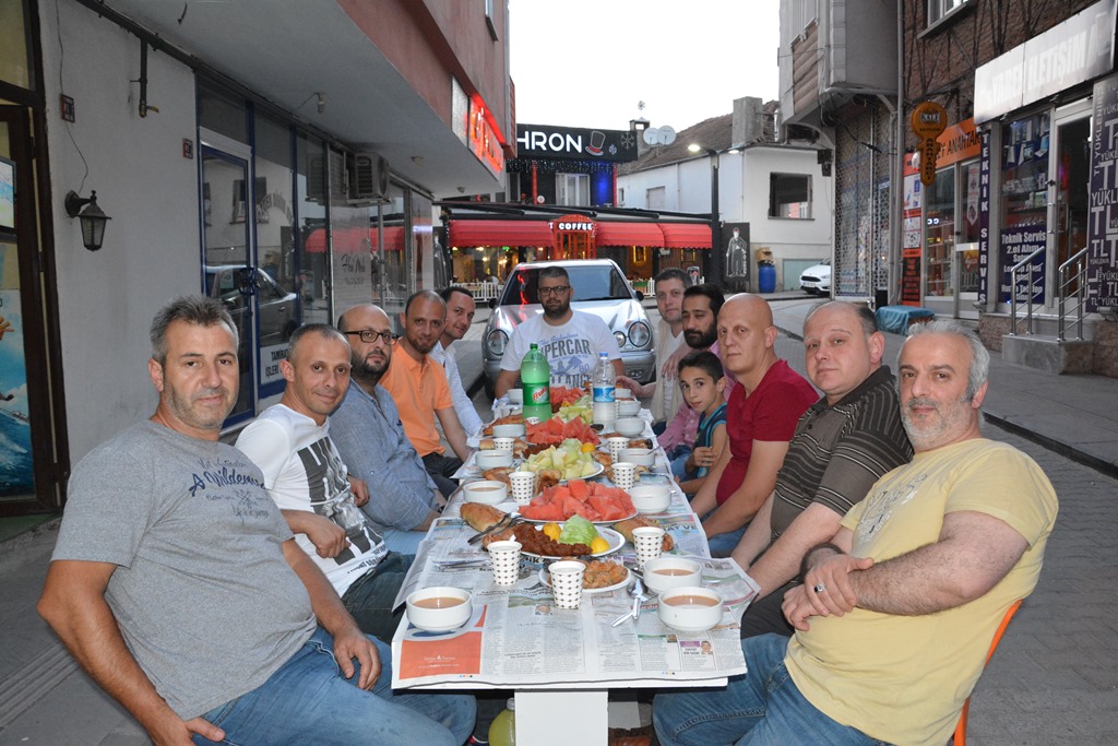 Keskin Müzik Market ve Çerezci Esnaf  Arkadaşları İle Birlikte İftar Yaptı