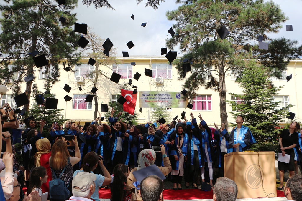 Hendek Meslek Yüksekokulunda Mezuniyet Heyecanı