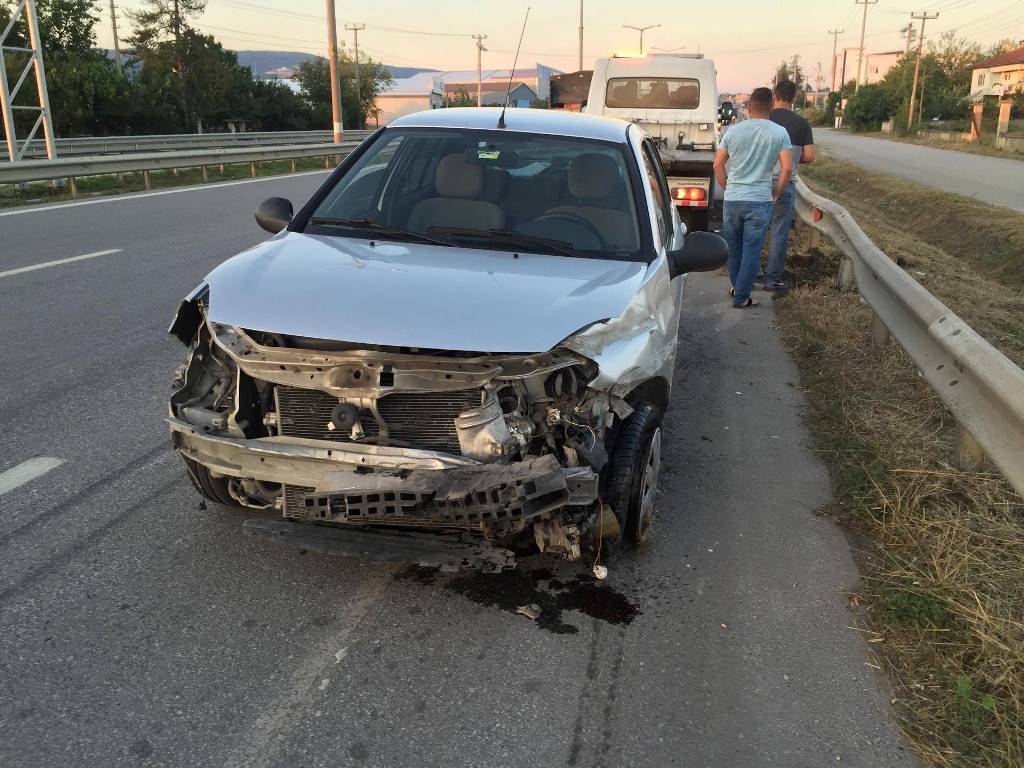 Tır’ın Sıkıştırdığı Otomobil Bariyerlere Çarptı