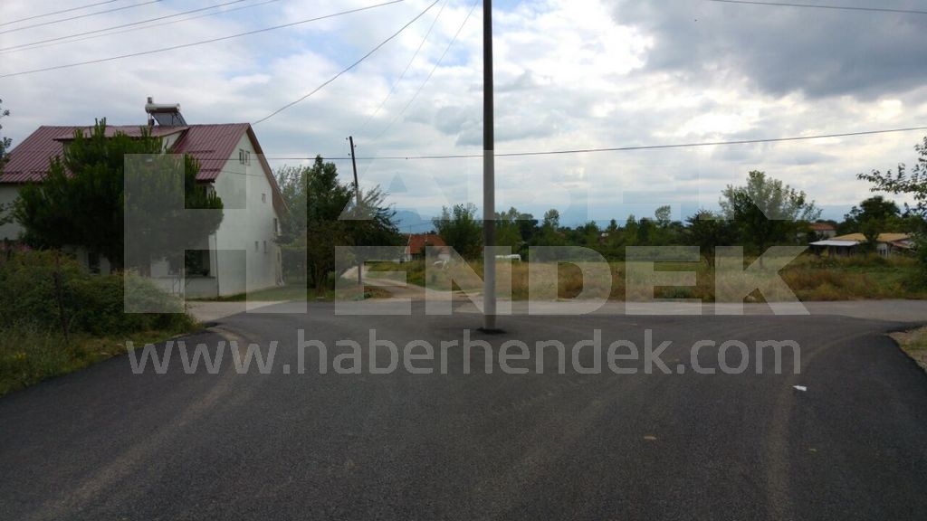 Elektrik Direği Yol Ortasında Kaldı