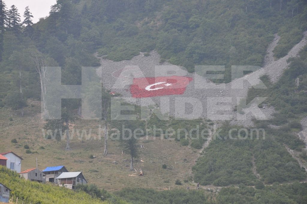 Zirveye Dev Türk Bayrağı İşlediler