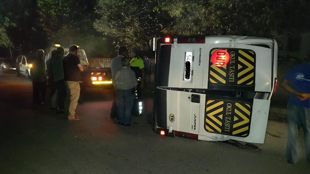 Otomobille Çarpışan Servis Minibüsü Devrildi Bir Kişi Yaralandı