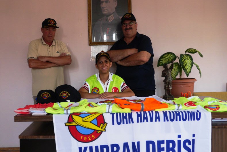 THK Makbuz Karşılığı kurban derilerini topluyor.