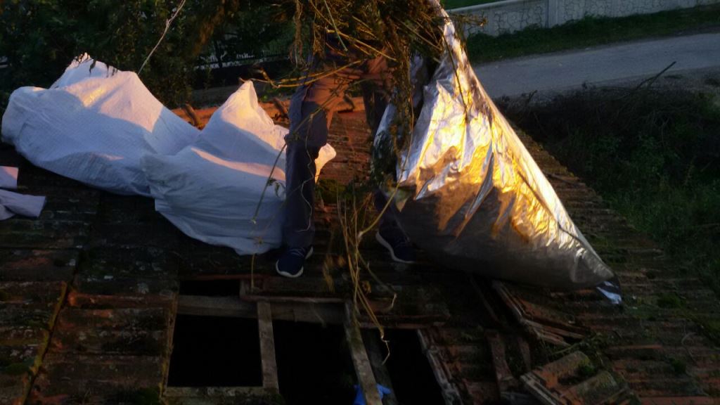 Polis Kiremitleri Kırarak Esrara Ulaştı