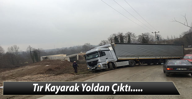 Tır Kayarak Yoldan Çıktı