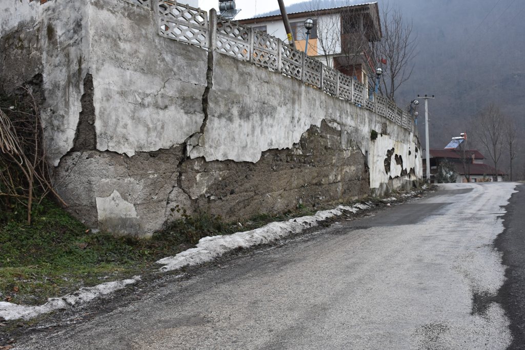 O Duvar Tehlike Saçmaya Devam Ediyor