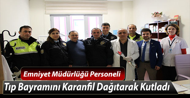 Emniyet Müdürlüğü Personeli Tıp Bayramını Karanfil Dağıtarak Kutladı