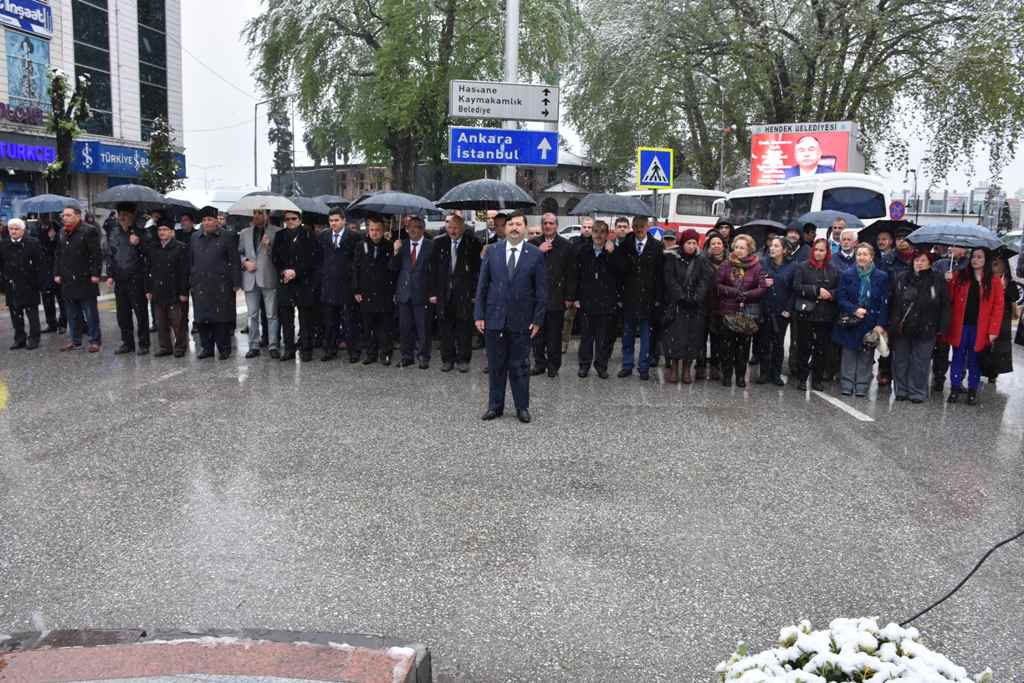 İlçe Milli Eğitim Müdürü Doğan Çelenk Koymaya Giderken Düştü