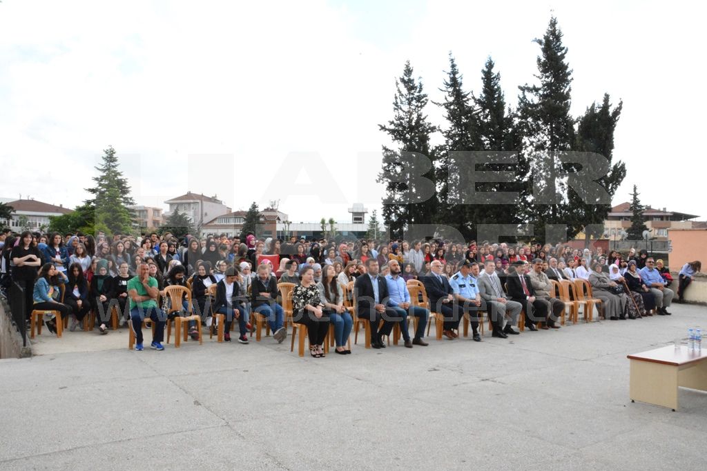 Öğrencilerin Hazırladığı Şehitlere Vefa Programı Duygulandırdı