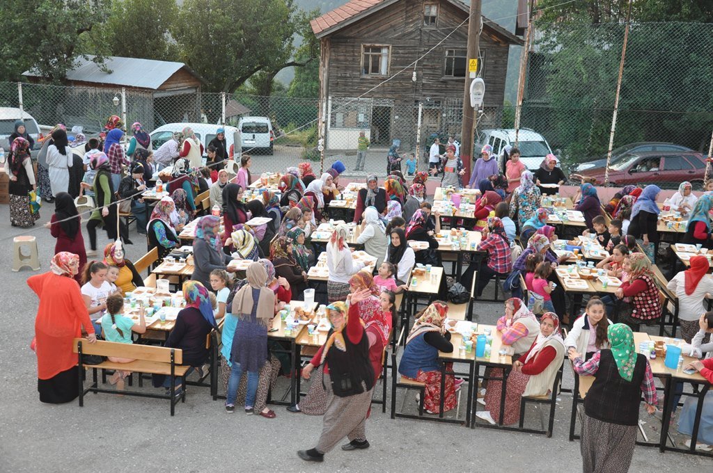 ZİRVEDE İFTAR GELENEĞİ