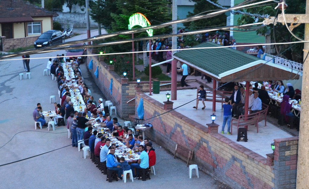 Kazımiye Orta Mahalle Sakinleri İftarda Buluştu