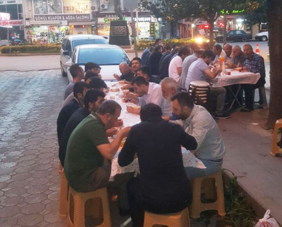 Cep 54 Komşu Esnaflarına İftar Verdi