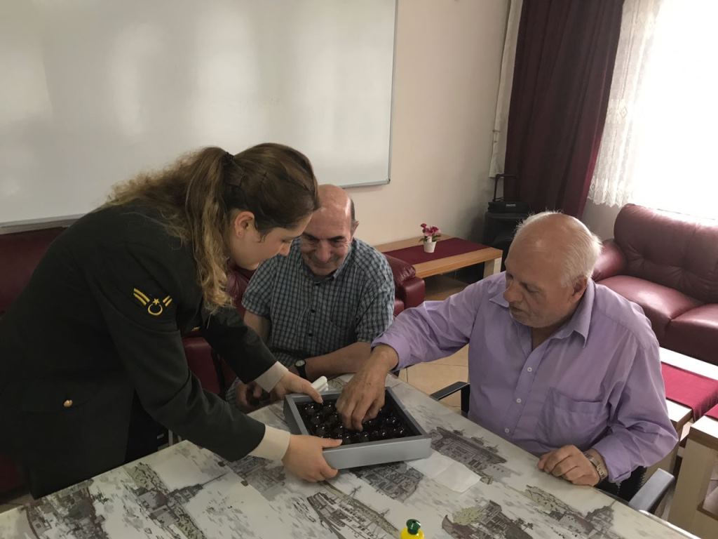 JANDARMA’DAN BABALAR GÜNÜ ZİYARETİ