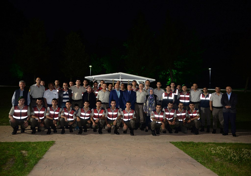 Püsküllü’den jandarmaya jest