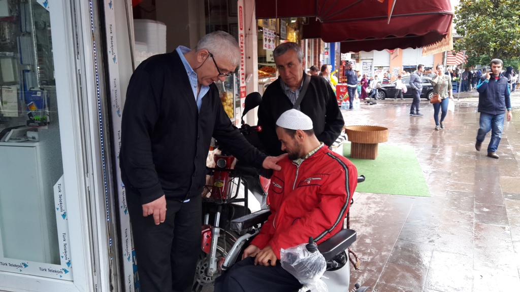 HARFLERİ GÖSTEREREK KONUŞUYOR