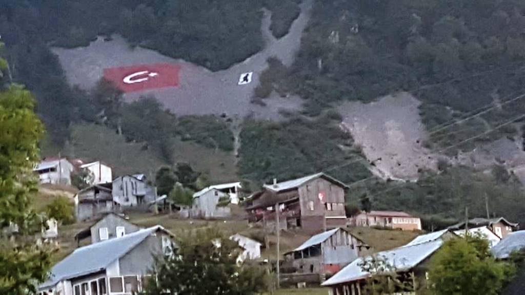 Zirvede Bayrak Ve Atatürk Sevgisi