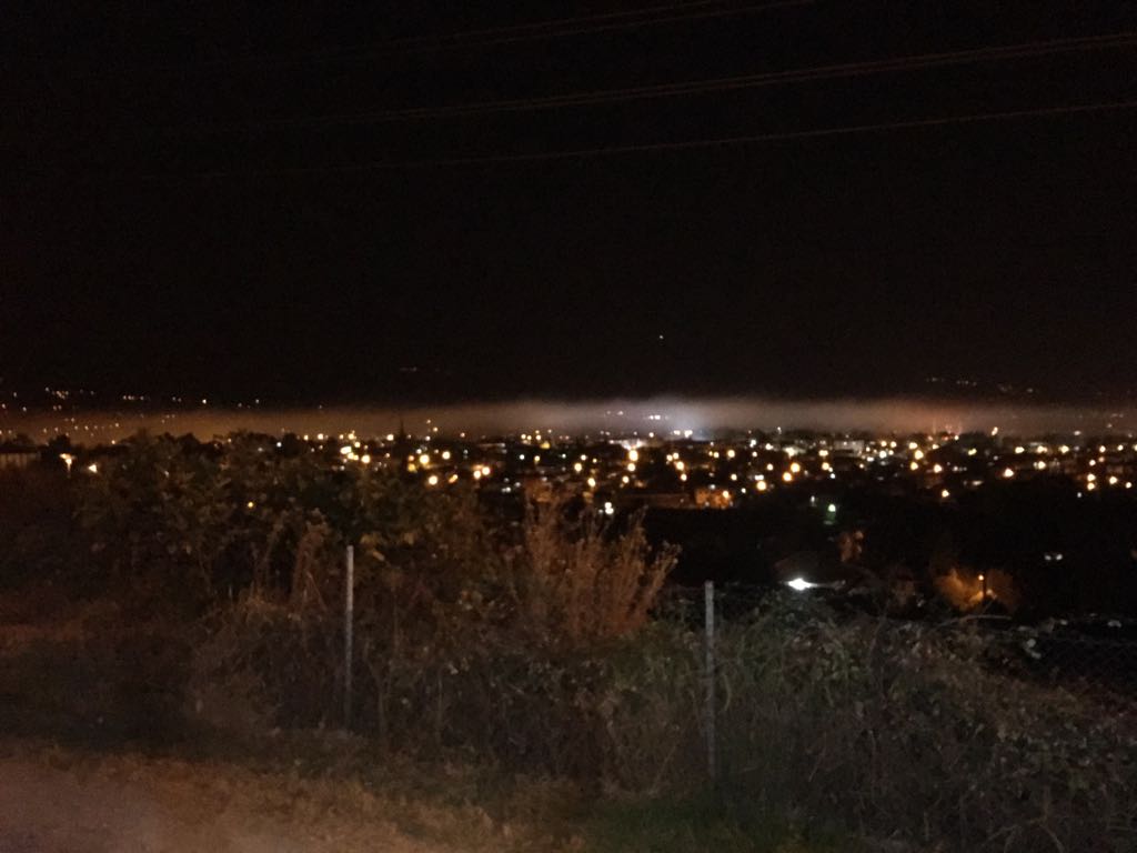 Hendek in üstüne yangın Duman çöktü